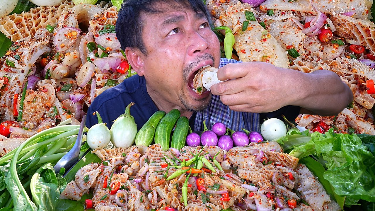 Острый салат из рубленого мяса с стеблями и бутонами лотоса. Хрустящий, мягкий и невероятно вкусн...