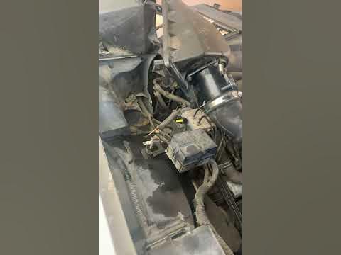 Need Help w/ 2001 Lincoln Town Car. Engine noise. Removal air filter