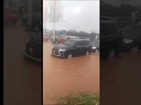 Edo State Governor’s Convoy Stuck On A Flooded Road After Heavy Rainfall
