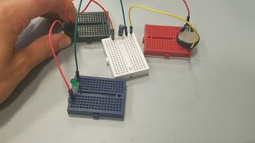 How do camera flashes work? With capacitors!