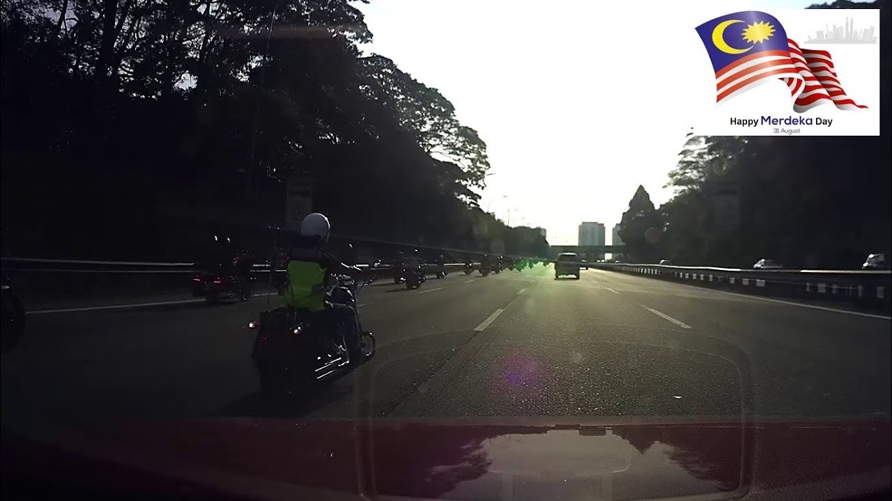 Stumbled upon a Convoy of Motor Kangkang Riders on National Day 🇲🇾 ★Merdeka★ Stumbled upon a Convoy of Motor Kangkang Riders on National Day 🇲🇾 ★Merdeka★