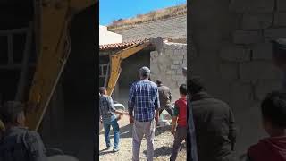 Köyde Ki Inşaatta Halkın Üzerine Duvar Düşüyordu