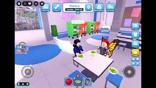 Roblox Klaradrottning's family and friends's high school panda Bulle part 1 New class Elle screenshot 2
