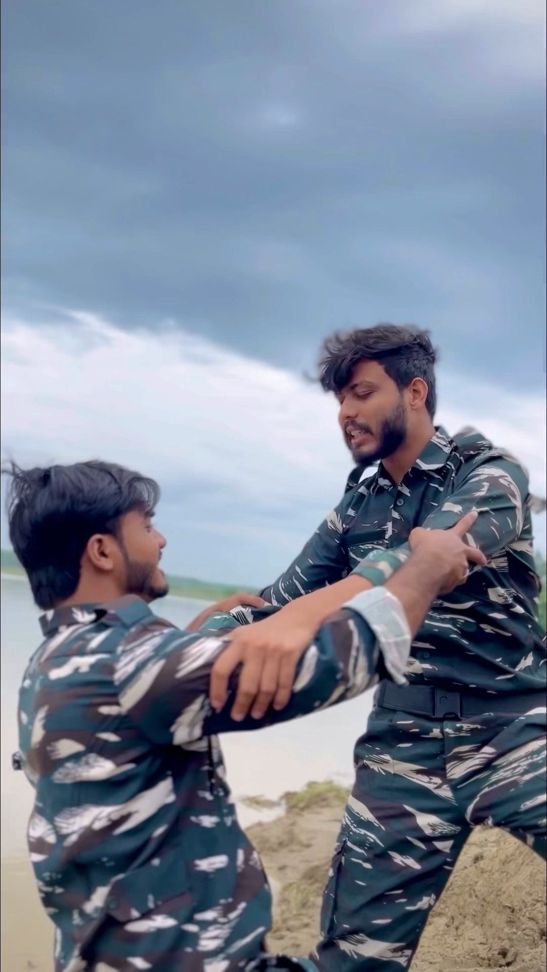 Foji ne apne sathi ko pani me feka??? #foryou #army #indiamarmy #armyshorts #shortfeed #dosti