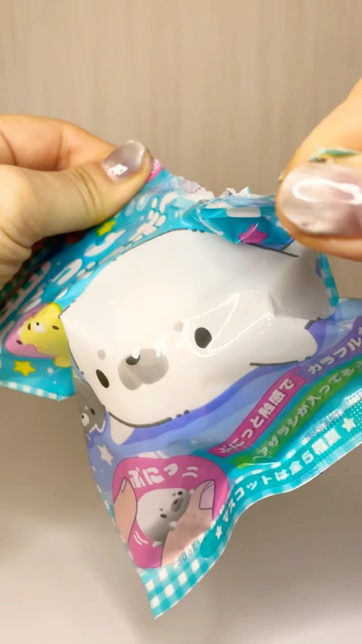 ぷにぷにできるよ！ あざらしバスボール #shorts - YouTube