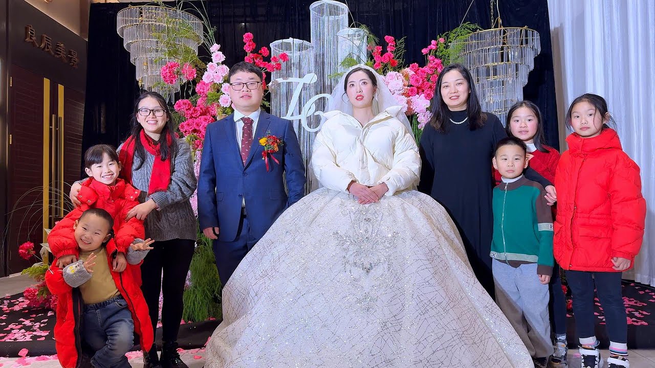 Мой двоюродный брат женится! Свадебная сцена была очень оживленной, и вся семья была переполнена