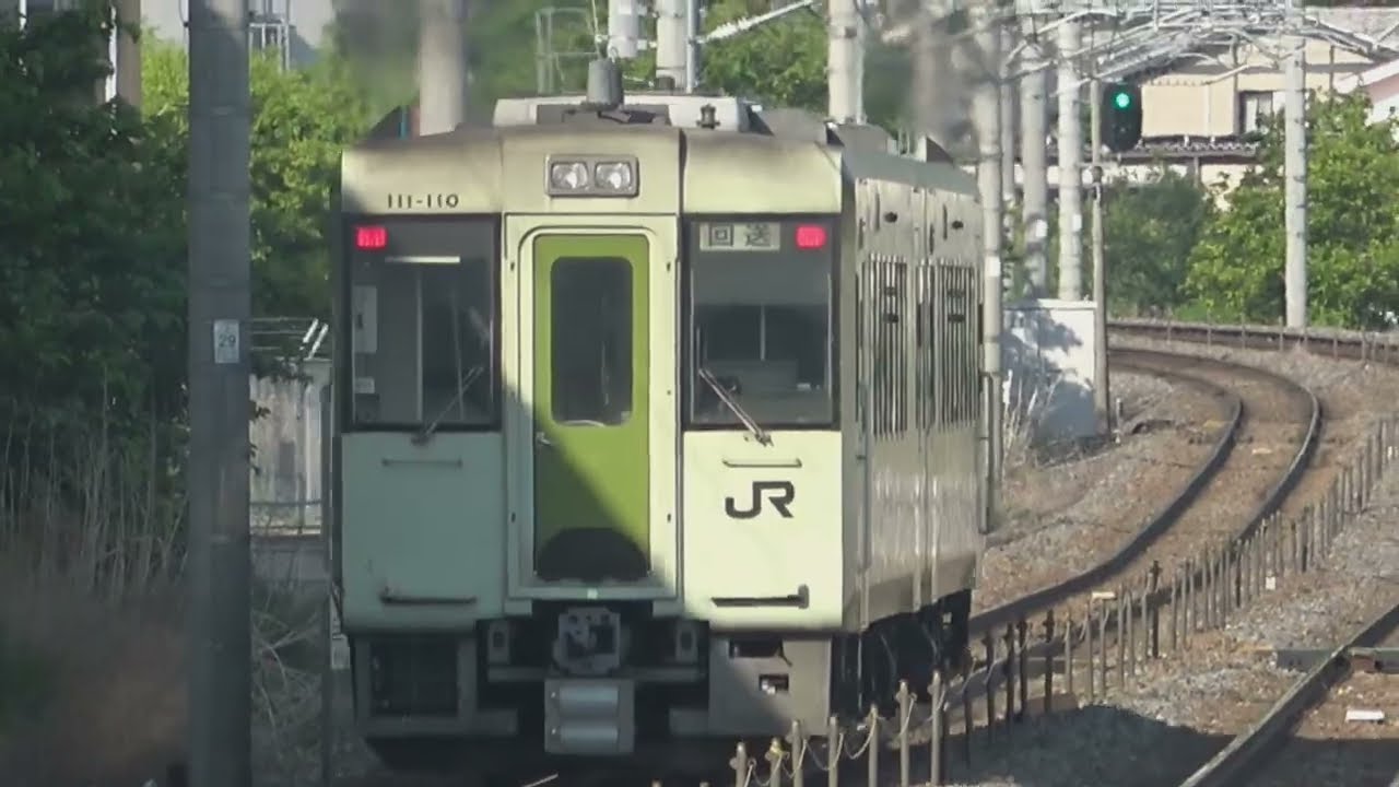 長野総合車両センター工場にて、組成されパンタグラフを降ろした中央線E233系T10編成が見え、車輪研削作業？を終え、通勤通学ラッシュ前の信越本線を所属先へ回送列車で走行する、小海線キハ110系。