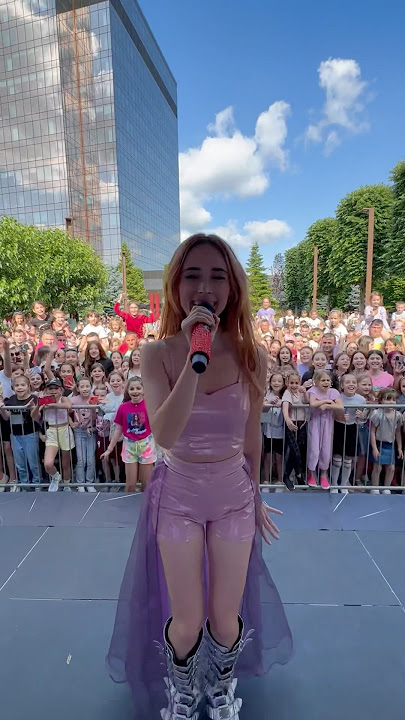 The most energetic dance at the CONCERT 😂 | Andra Gogan