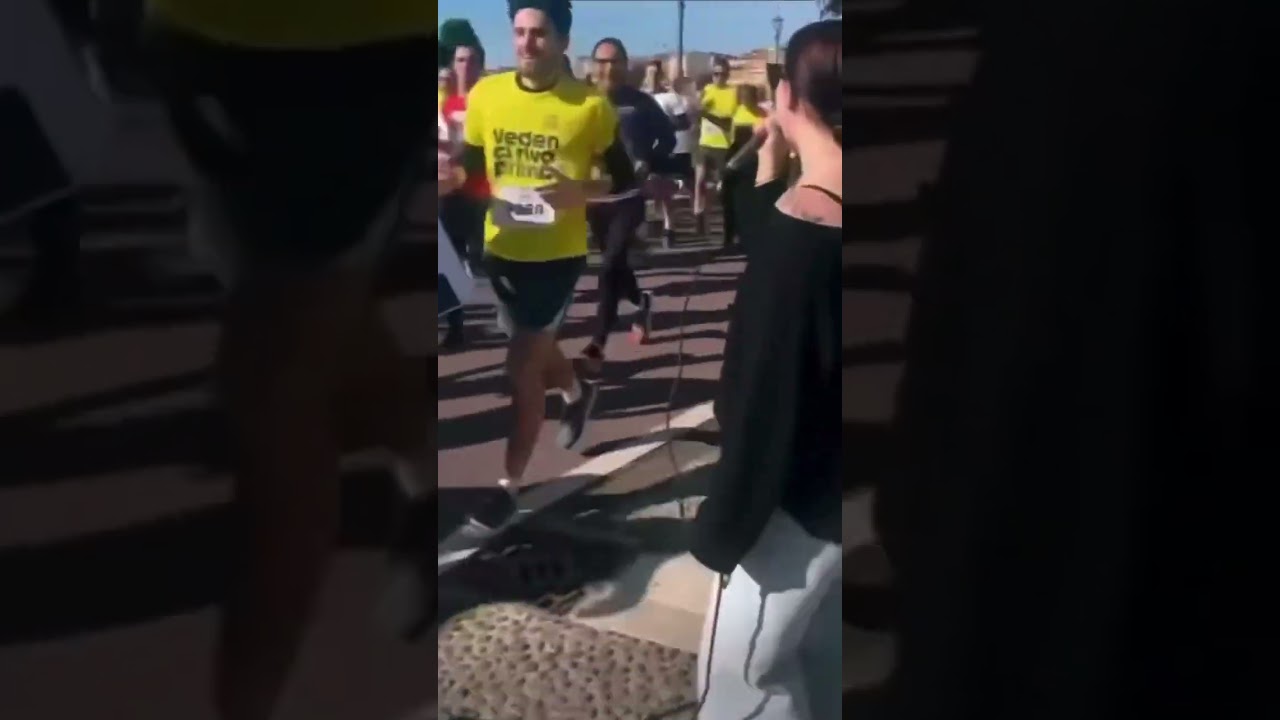 Runners break into spontaneous Raffaella Carrà song-along mid-race 🥳