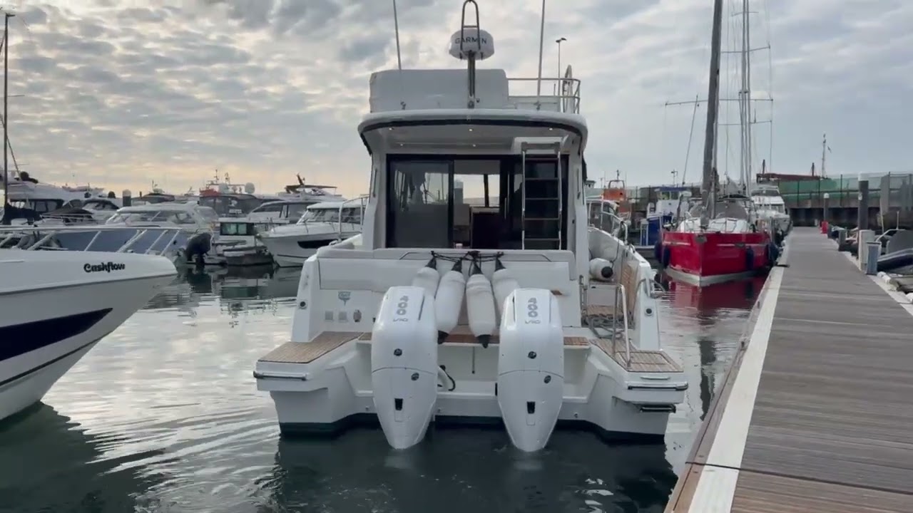 @BeneteauYachtChannel Antares 12 with joystick - no mooring too small for manoeuvrability like this!