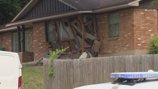 Car crashes into home in southern Dallas, killing the driver