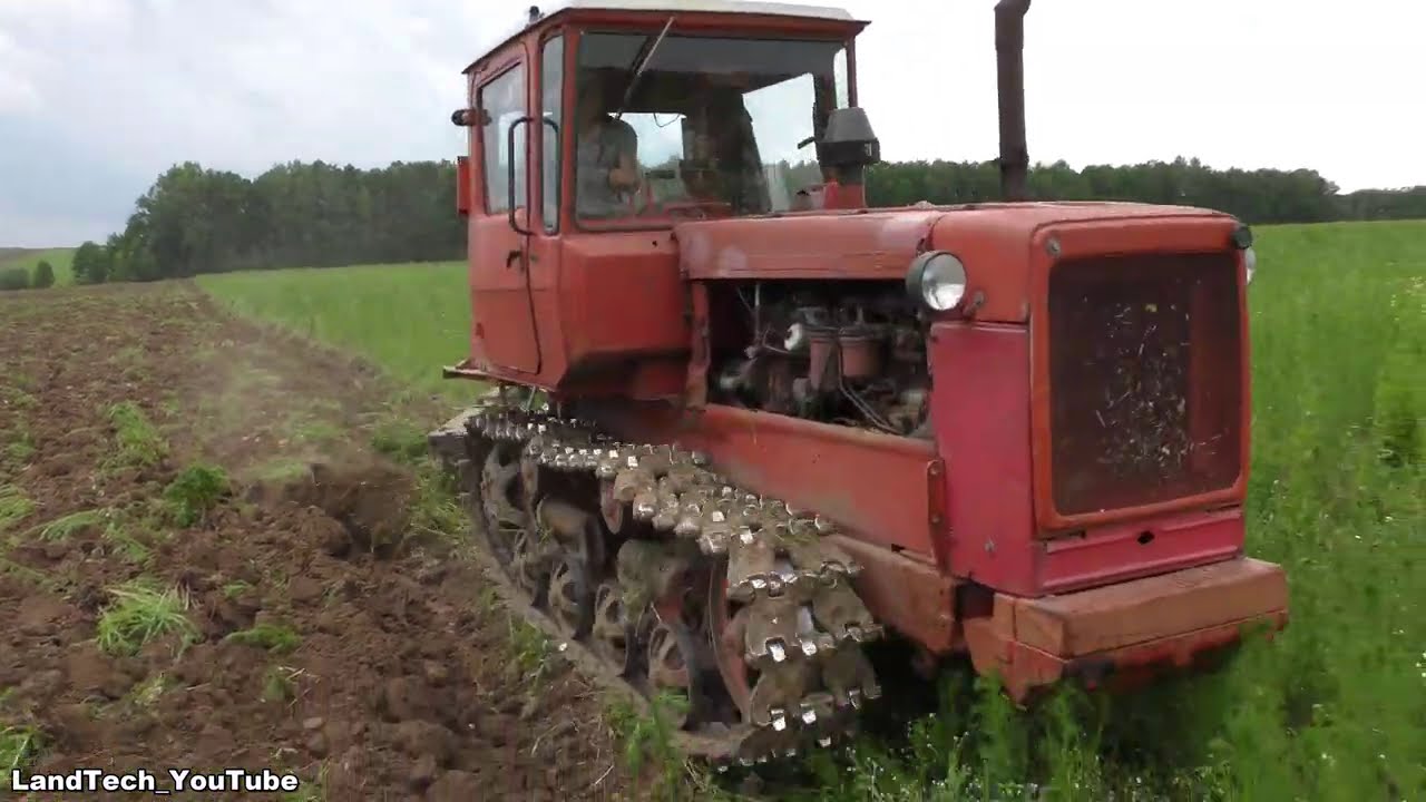 Легенда советского тракторостроения - гусеничный трактор ДТ-75 пашет заросшее поле фотки