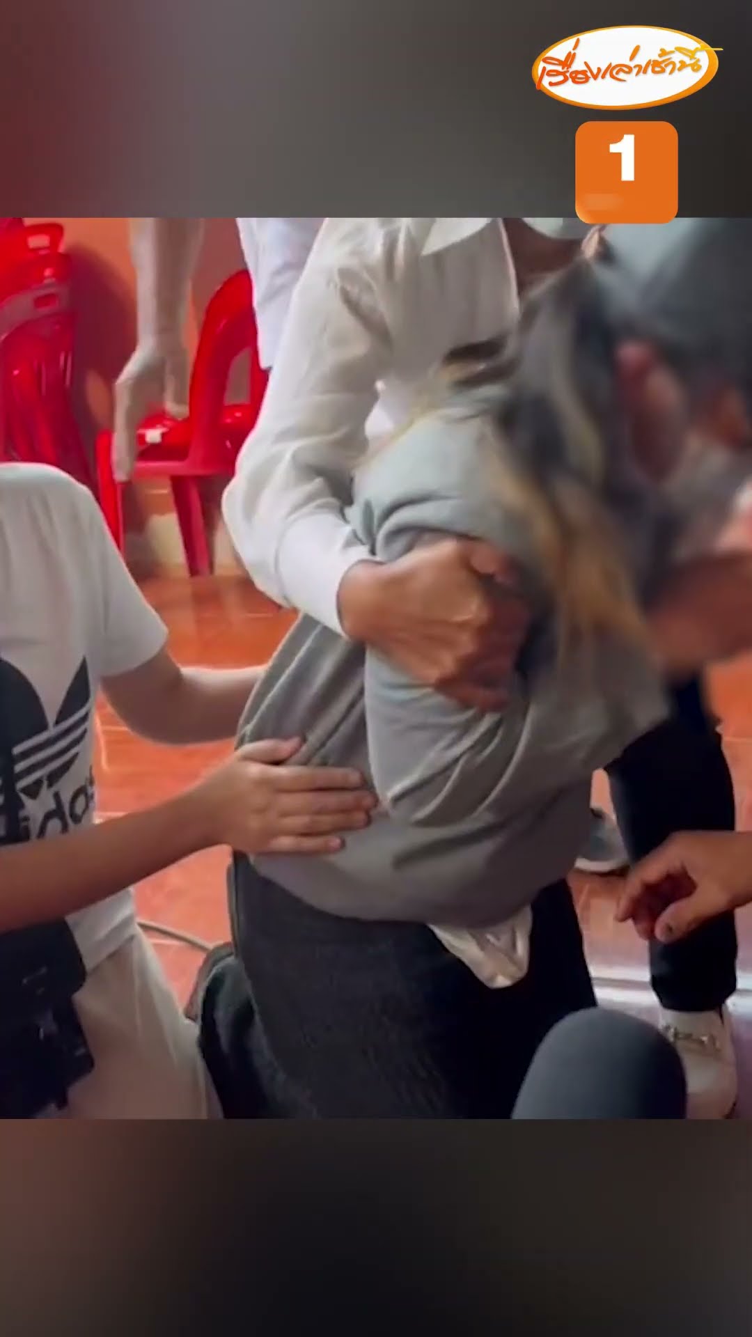 สาวขับรถหรูจุดธูปขอขมาศพ ร่ำไห้ก้มกราบญาติผู้เสียชีวิต