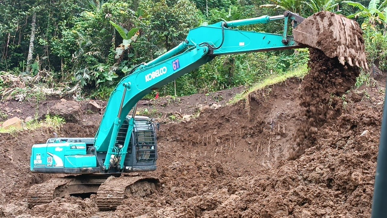 Kobelco SK200 Excavator Digging Ground - YouTube