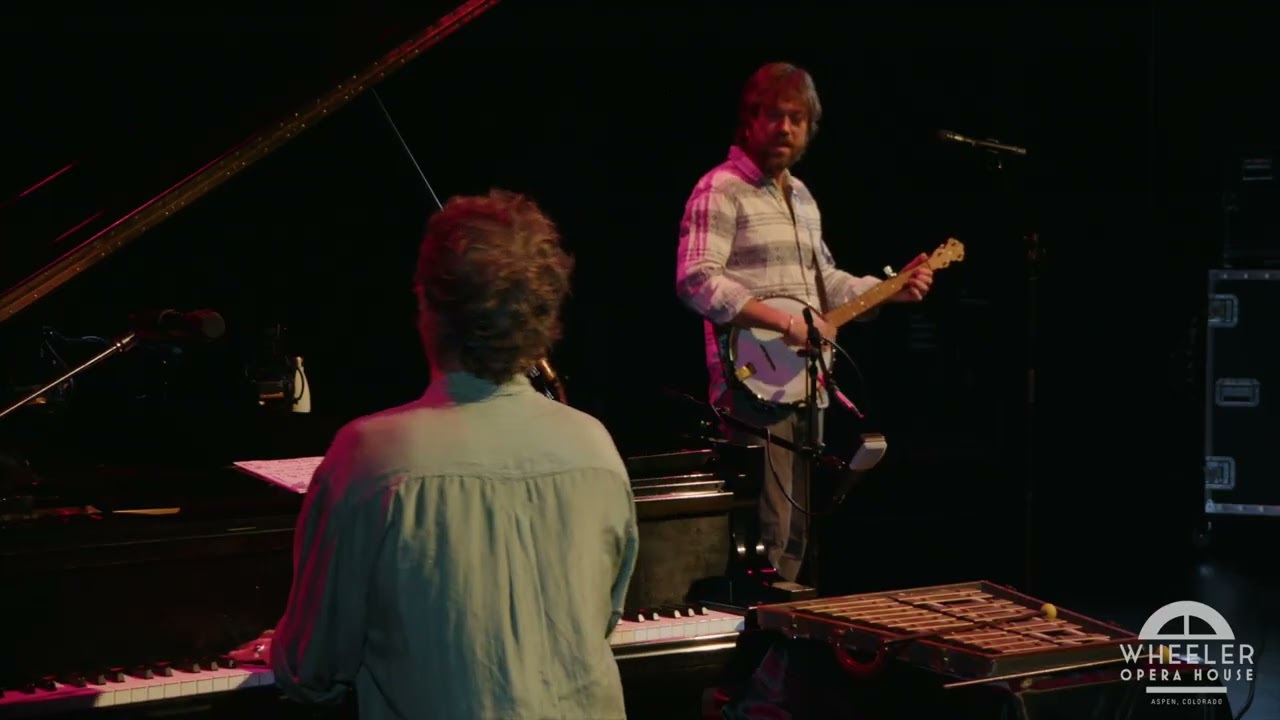 Obejrzyj “Aesop Mountain” — Andy Thorn and Erik Deutsch play the viral fox tune at the Wheeler Opera House w YouTube Obejrzyj “Aesop Mountain” — Andy Thorn and Erik Deutsch play the viral fox tune at the Wheeler Opera House w YouTube