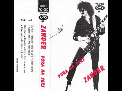 Yalangoch turmush qurgan kokrakli ayollar Bir odam tovuqlarni sikadi