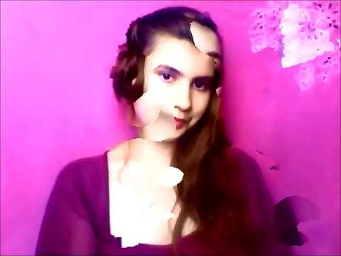 Карина показывает сердечко