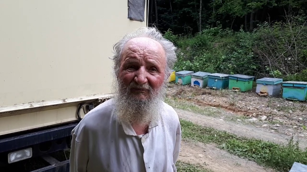 Apicultorul Vasile Albu din Moinești - Bacău