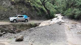 camionetas cruzando río||Rutas Mortales