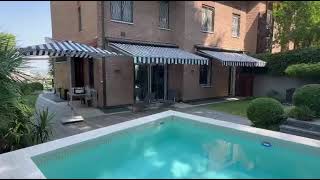 Un Esempio Di Outdoor Armonioso Tende A Bracci E Ombrellone