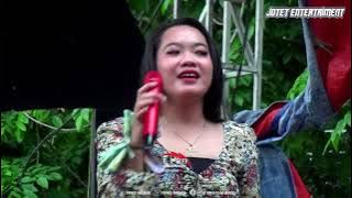 ERIKA & MIA AVIVA DEBU DEBU JALANAN