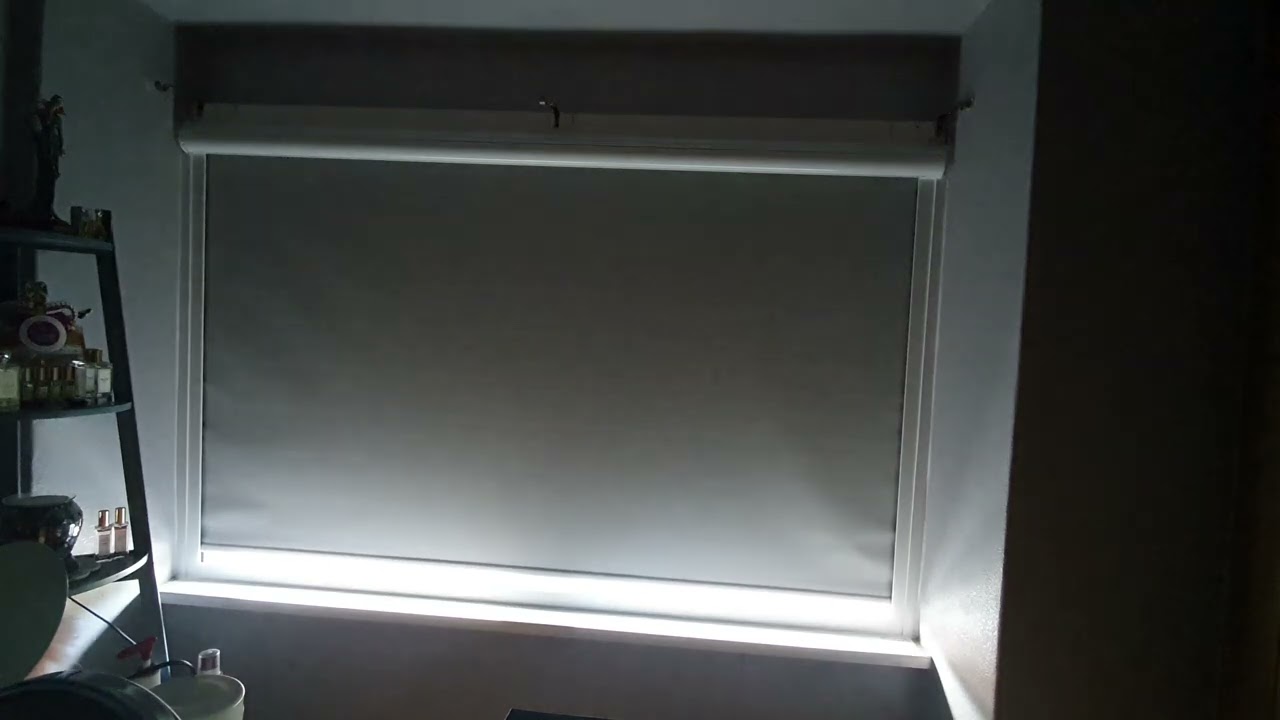 Total blackout roller blind