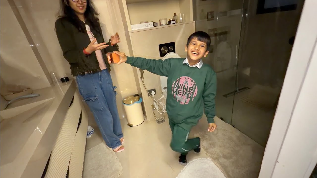 Kunali Hamare Washroom Mein 😲 Kya kar raha ?