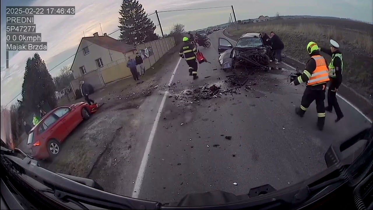 NEZPEČNÉ OTÁČENÍ PŘED NEHODOU! Zásah hasičů u vážné dopravní nehody.