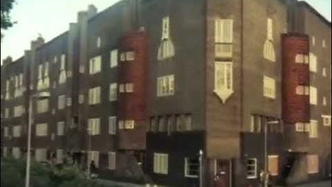 1976: Bouwstijl van de Amsterdamse school in Amsterdam, oa in Spaarndammerbuurt - oude filmbeelden
