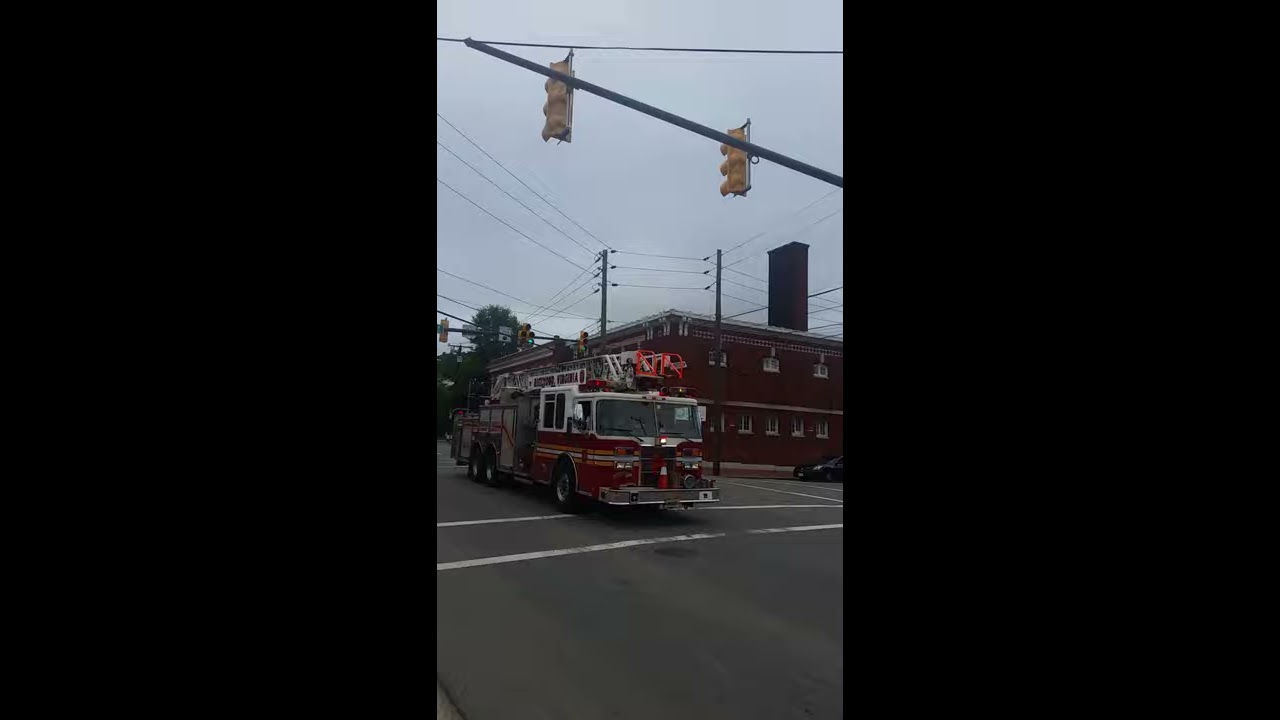 Richmond Virginia Fire And EMS Truck 1 Responding