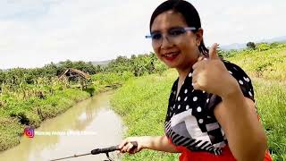 Mancing ikan di sungai kecil alam pedesaan' UMPAN SPESIAL