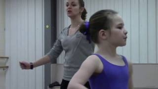 RAD Grade 2 transfer of weight by students at En Pointe york.