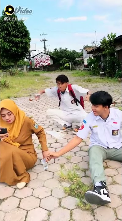 Anak SMP pegangan tangan sama bu guru 😄😄😄😄