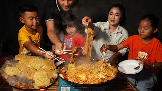 5 chefs together again enjoy the meal - Yummy spicy noodle beef ribs soup cooking - Cook and Eat