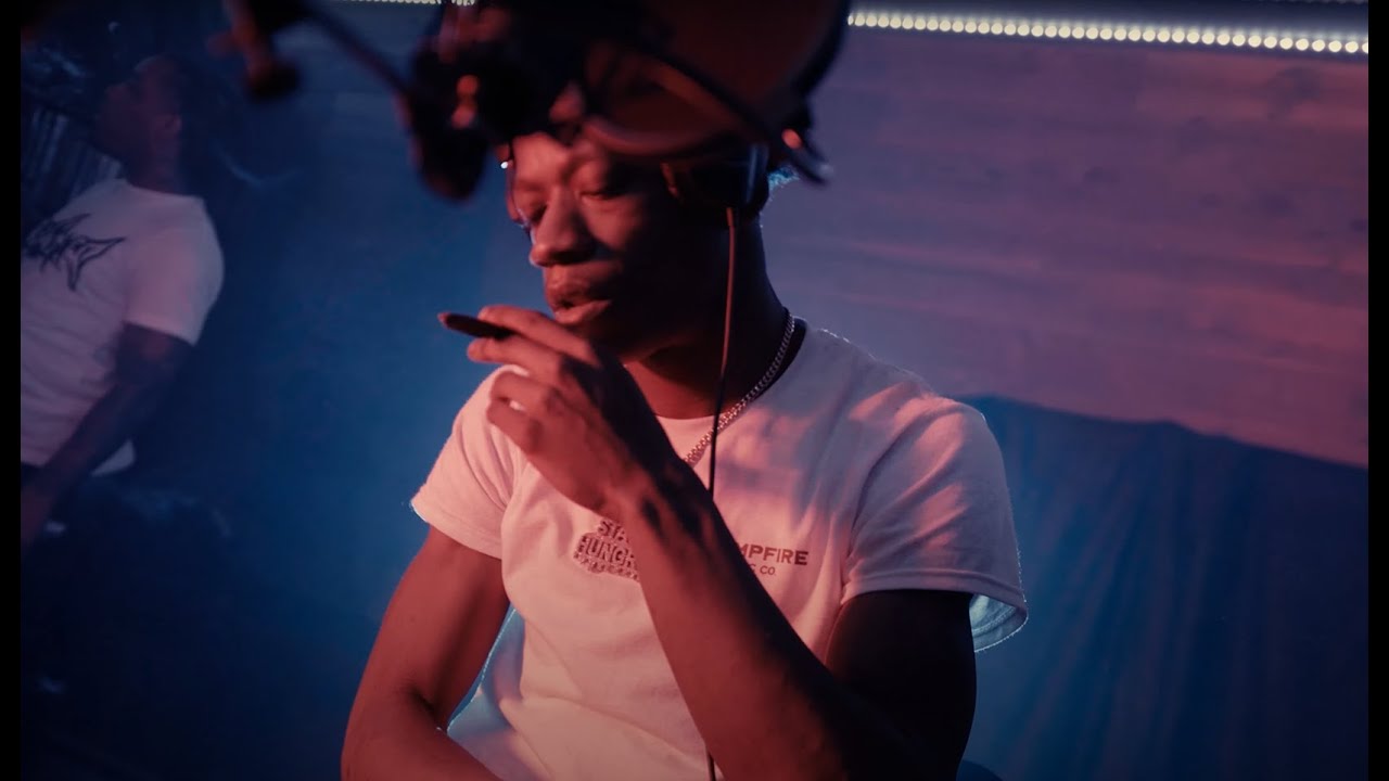 Mira HBK Jachi - Spotlight (OFFICIAL VIDEO) en YouTube Mira HBK Jachi - Spotlight (OFFICIAL VIDEO) en YouTube