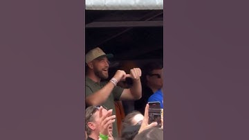 #TravisKelce points at himself as #TaylorSwift sings “LOVER” at #ErasTour London 🥹 🎥: imissheath/X