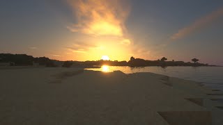 14 minutes of Relaxing Minecraft Beach Sunset Walk screenshot 1