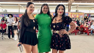 Disfrutando del baile en la pulga de Álamo Texas RGV 