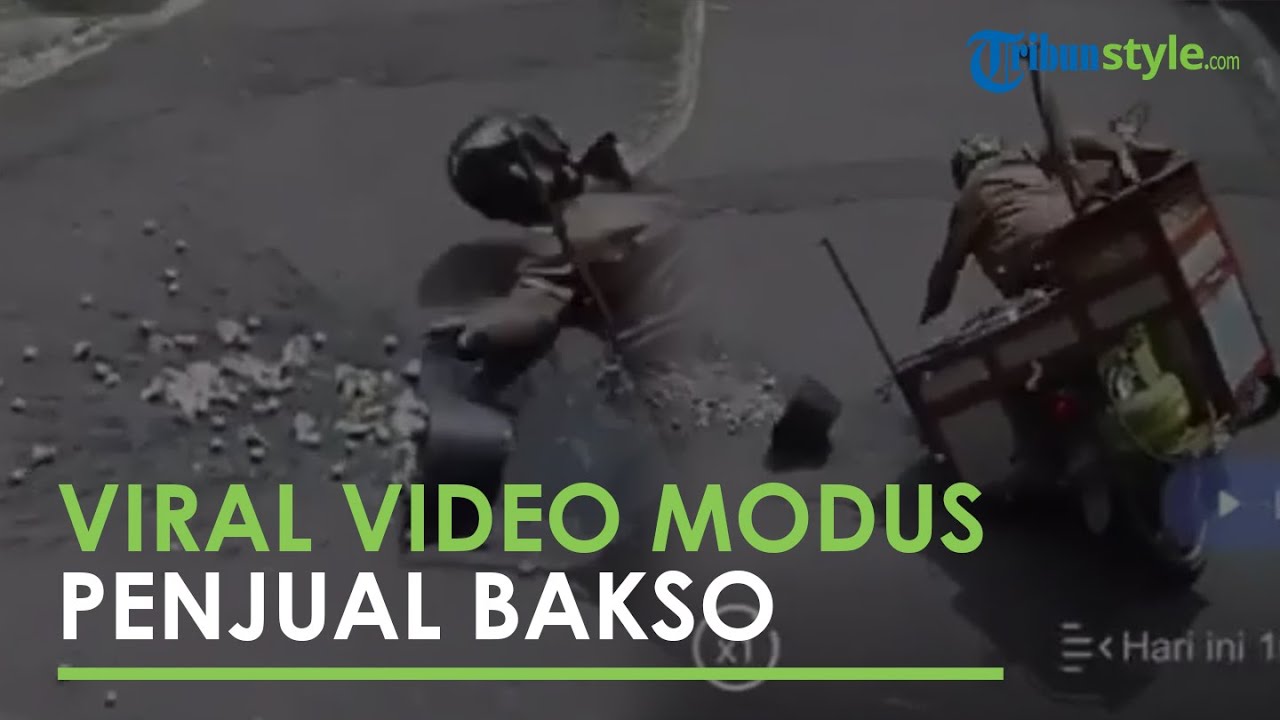 Modus Baru Tukang Bakso Pura-pura Jatuh Agar Dikasihani, Terekam CCTV Sempat Membalikkan Ember