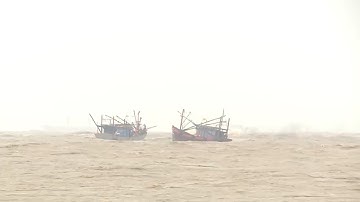 Tin tức 24h: Tàu cá bị chìm, 6 ngư dân rơi xuống sông ở Quảng Bình