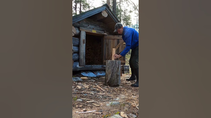 Tsarmitunturin erämaa. Artan kämppä autiotupa. Puiden pilkkomista