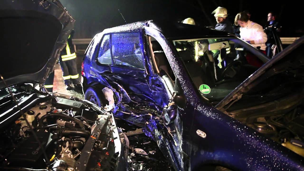 Vermisste Person nach schwerem Verkehrsunfall auf der B42 - Drei Schwerverletzte