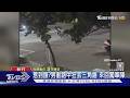 惹到誰?男衝路中狂丟三角錐 來回闖車陣｜TVBS新聞 @TVBSNEWS01