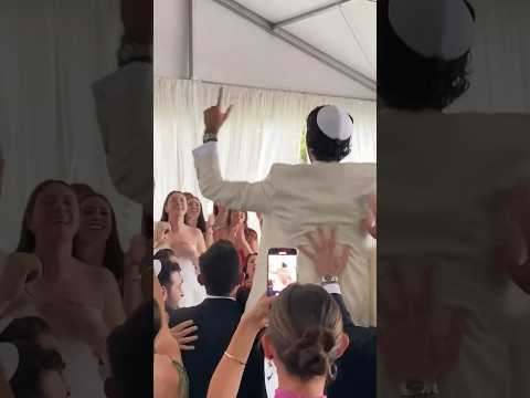 זה חייב להיות אחד מטקסי בדקן וטיש הכי אנרגטיים שראינו אי פעם 