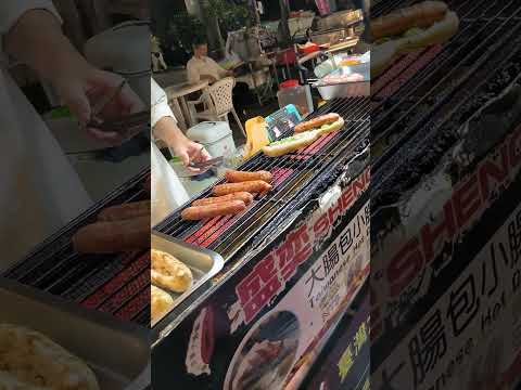 高雄六合夜市#大腸包小腸#大排長龍的美食，吃過就好~