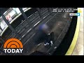 Nyc police rush to rescue man who fell onto subway tracks