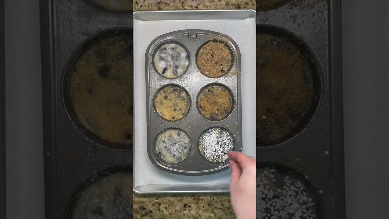 посыпьте кексы сахаром