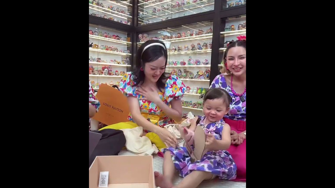 แม่เมย์ น้องโมเน่ ให้ของขวัญปีใหม่พี่พีท พี่แก้มบุ๋มจ้า #โซลโมเน่ #เมพรีมายา #แก้มพีท 