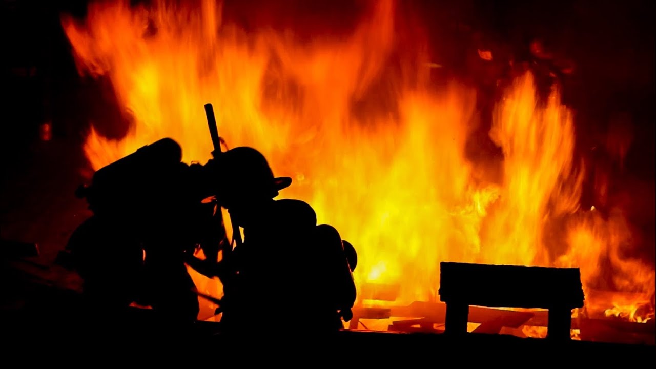 [ Bronx 4th Alarm Box 2353 ] Heavy fire in the Windows & Venting out the cockloft of a 6 Story