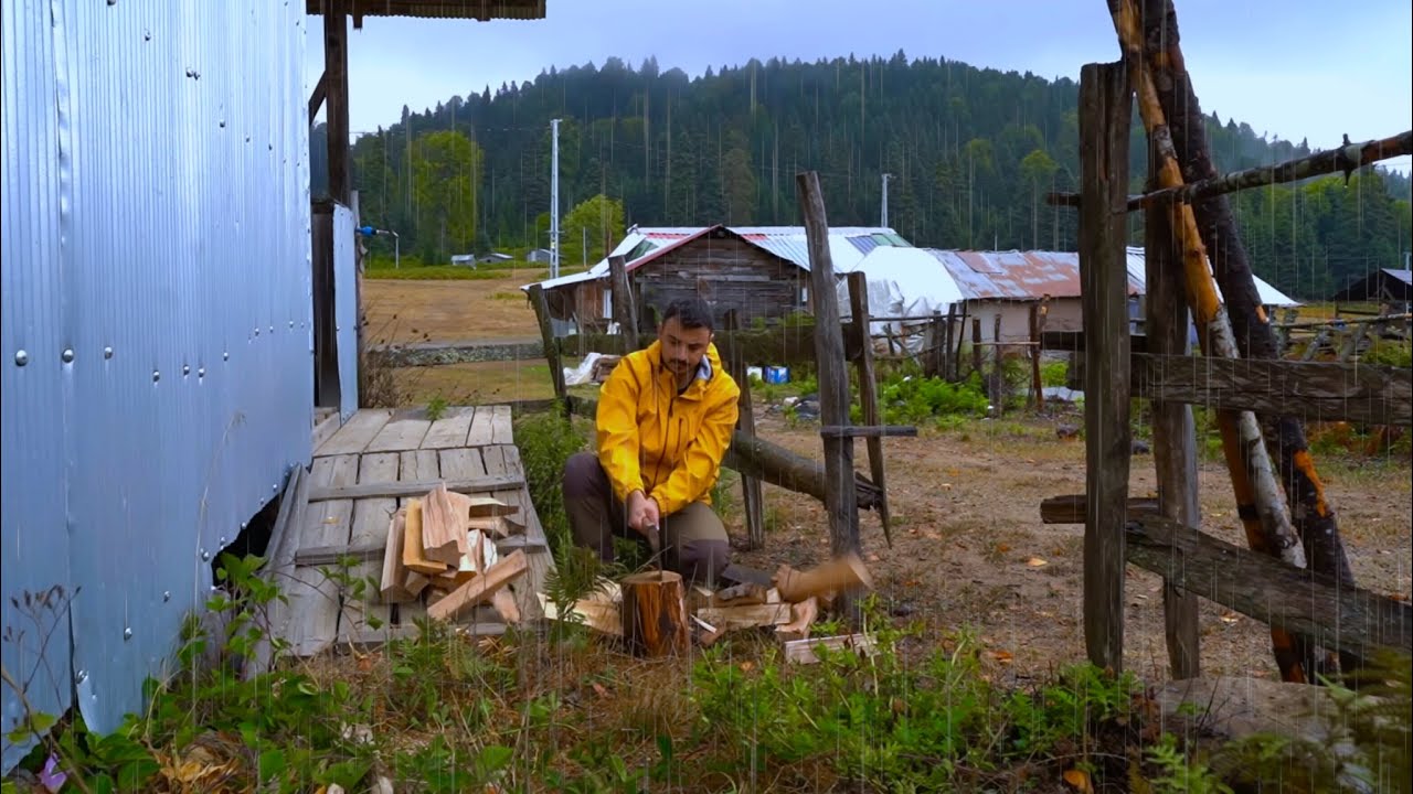 Я попал под сильный ливень и укрылся в заброшенной хижине.
